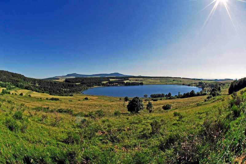 http://www.rando-hauteloire.fr/wp-content/uploads/photo-gallery/GR_40_TOUR_DES_VOLCANS_VELAY/le_tour_des_volcans_du_velay_GR_40_-_le_lac_de_saint_front.jpg