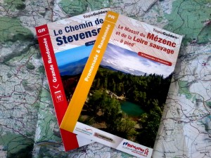 équipement rando topoguide et carte IGN