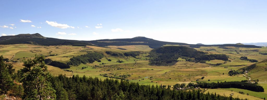 Vue sur les narces de Chaudeyrolles et le mont Mézenc