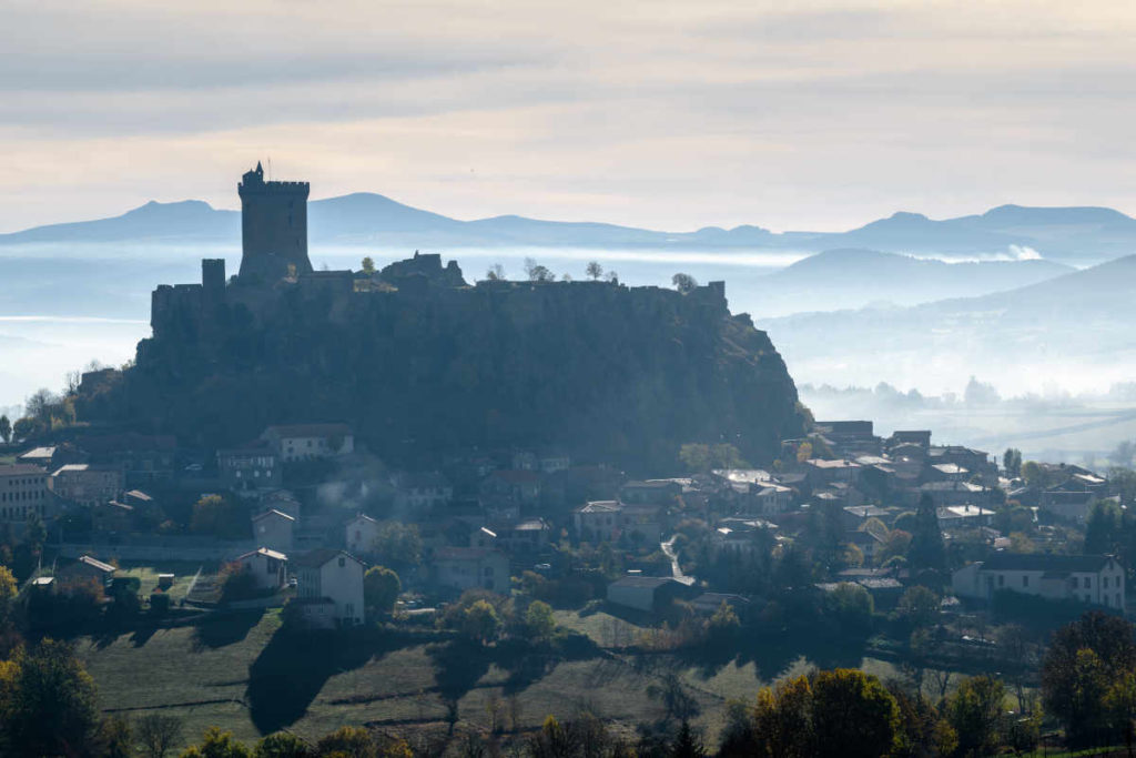 Le château de Polignac dans la brume