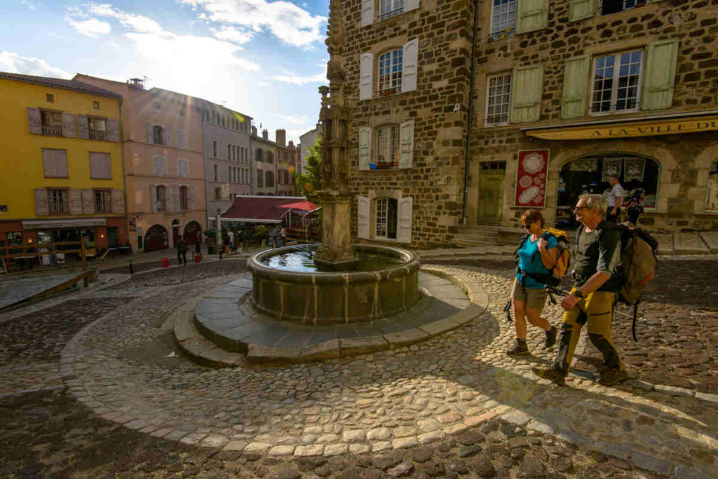 Randonneurs marchant sur le chemin de Compostelle au Puy-en-Velay