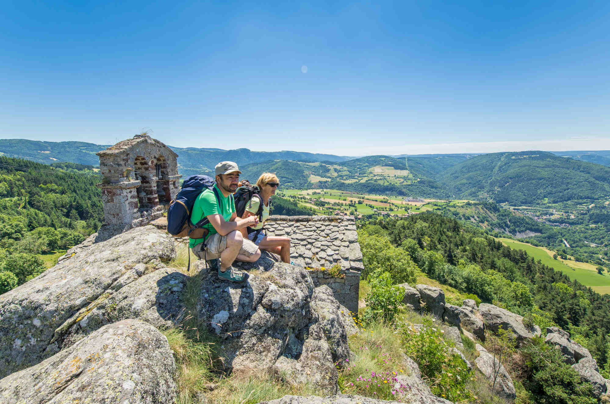 Randonneurs à la chapelle de Rochegude admirant la vue sur le chemin de Compostelle