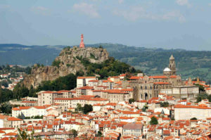 Vue sur le Puy-en-Velay depuis le chemin de Compostellle GR 65