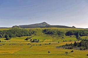 tour-mézenc-gerbier-de-jonc-vue sur le mont mezenc