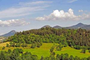 le tour des volcans du velay GR 40 - vue sur les sucs