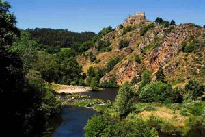 tour des volcans du velay GR 40 goudet chateau beaufort et Loire-1200x800