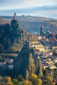 Vue sur la vieille ville du Puy-en-Velay et ses monuments historiques, cathédrâle, vierge et Rocher Saint Michel