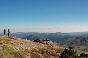 MONT MEZENC - Du sommet, vue sur le Suc de Sara et le Mont Gerbier-de-Jonc-800x531