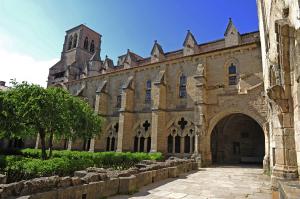 CHAISE-DIEU - Cloître l'abbaye de la Chaise-Dieu 3 © Chris Bertholet-1200x798