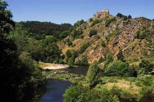 Vue sur le château de Beaufort à Goudet et la Loire.