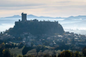 la haute loire a pied le chateau de polignac