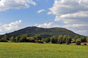 le velay à pied - vue sur le mont bar - Ch. Bertholet