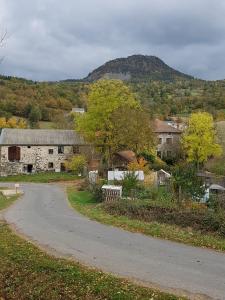 Riou Michel Huche pointue prise depuis le village de Céaux à St Etienne Lardeyrol