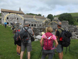 Club de rando Les Trottes Sentiers devant l'Abbaye de Mazan (Ardèche)